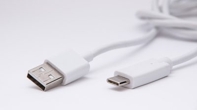 Cara Membedakan Charger iPhone Original dan Palsu